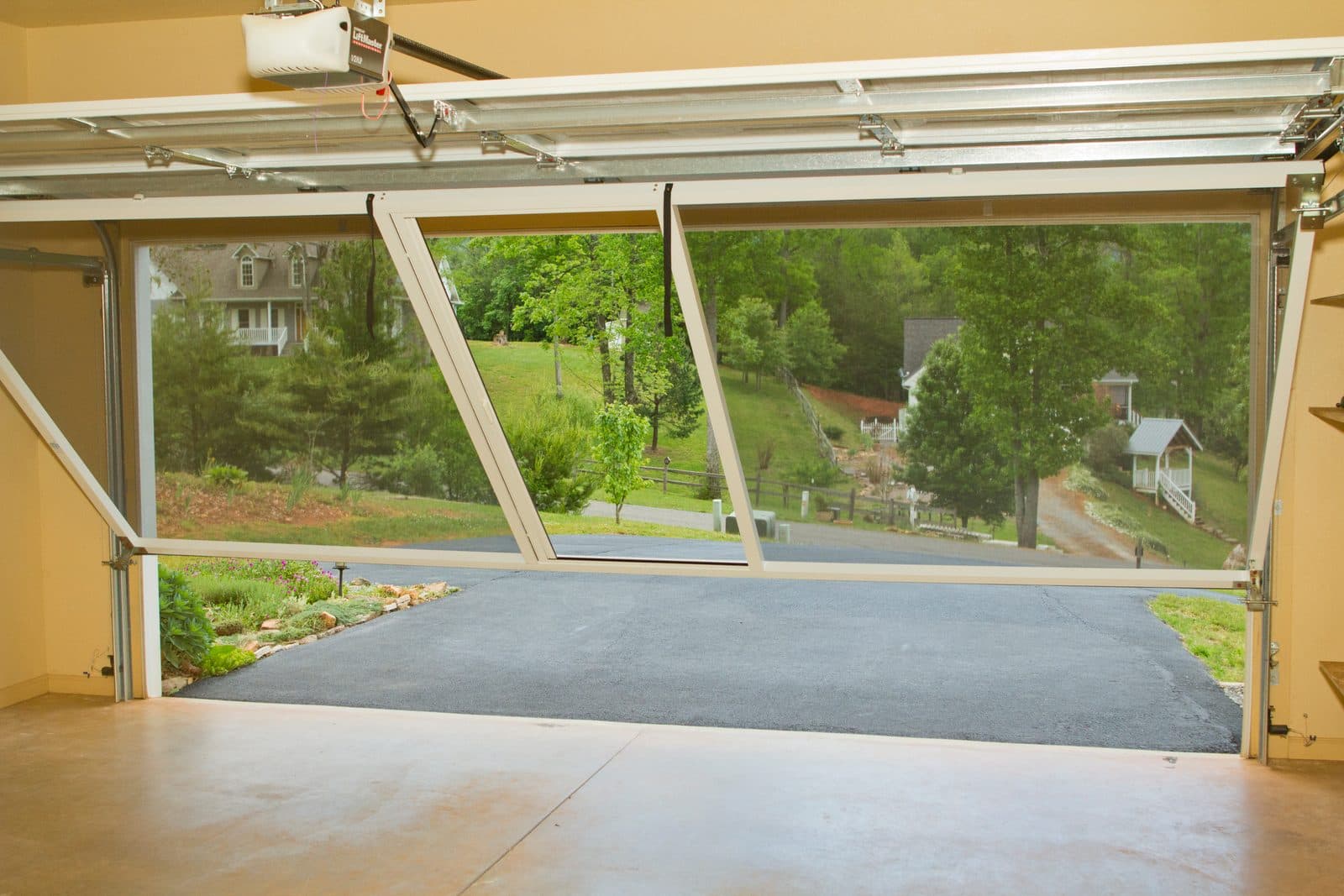 Lifestyle Screen clearance detail from interior angle